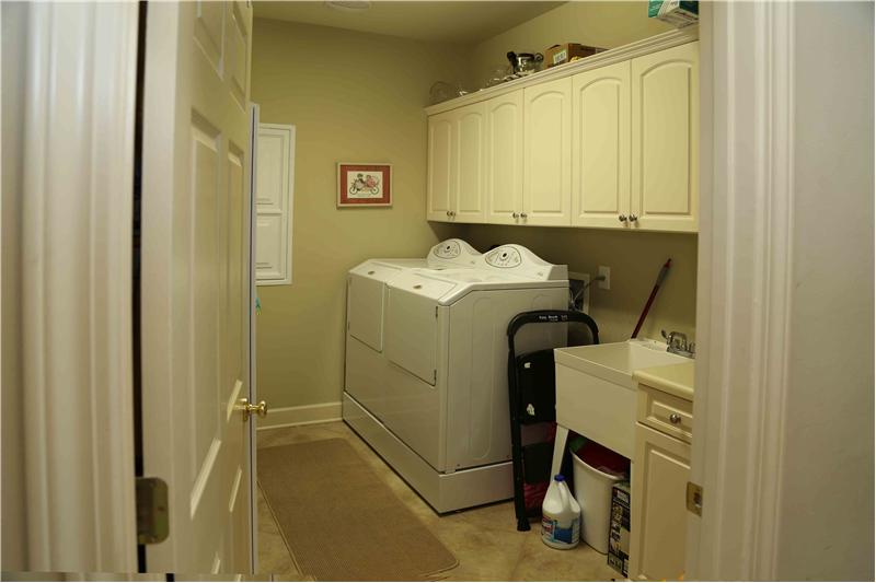 Laundry Utility Room with sink