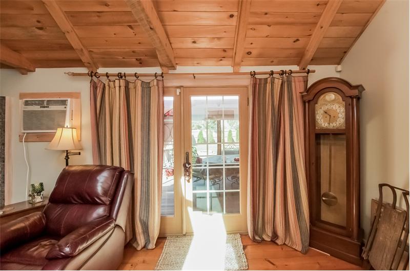 familyroom to outdoor deck