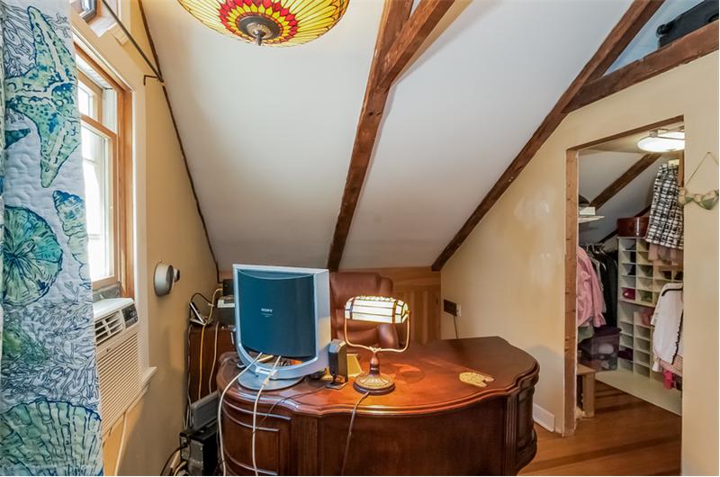 bedroom/walk-in closet