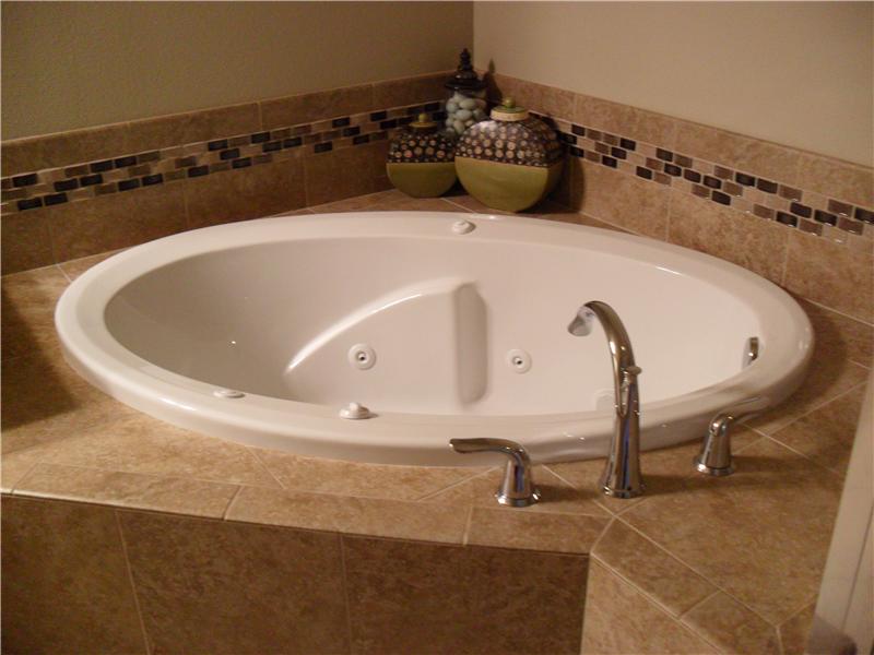 Jetted soaking tub in master en suite