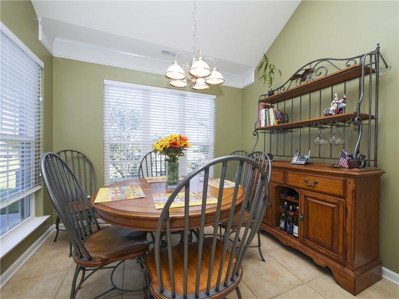 Vaulted ceiling and big windows in breakfast area
