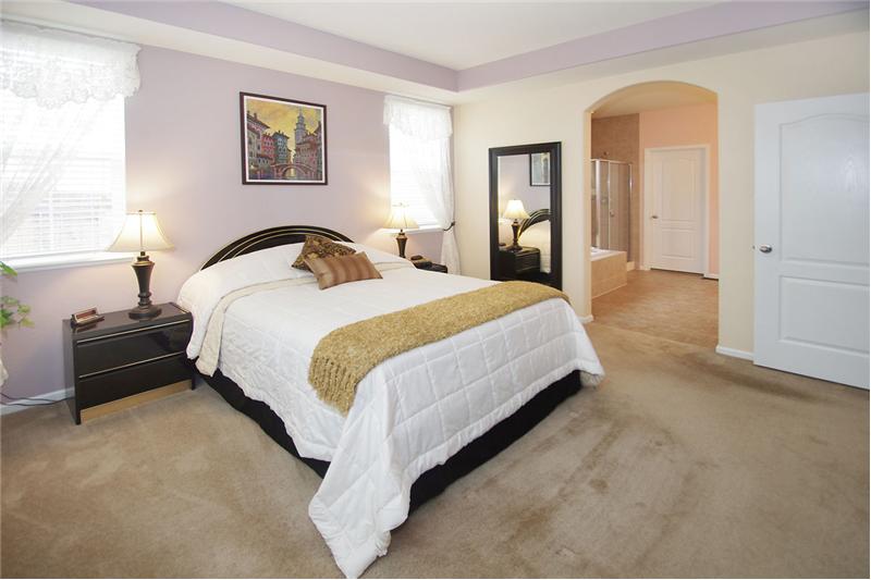 Adjoining 5-piece bath with walk in closet