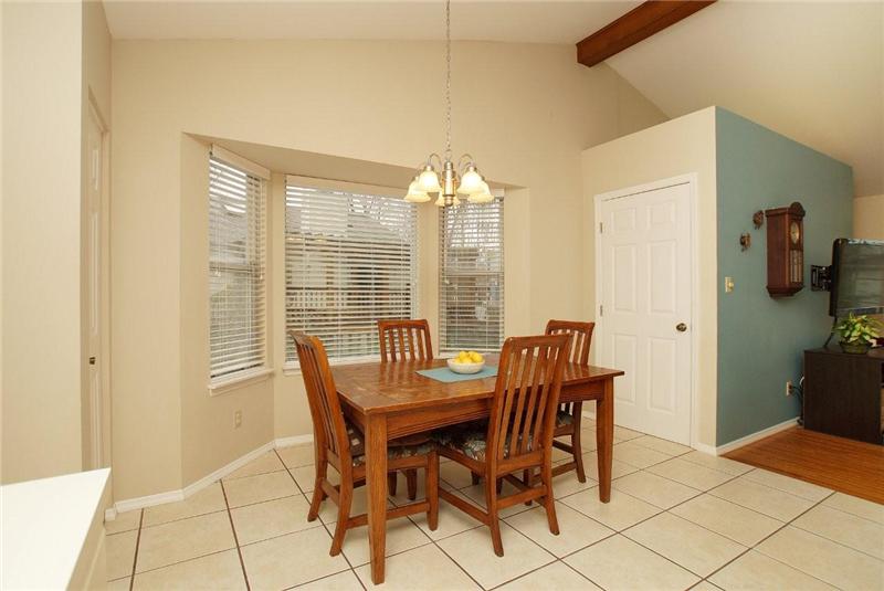 Dinig area with bay window