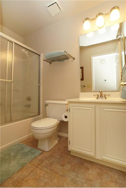 Main floor bath with ceramic tile