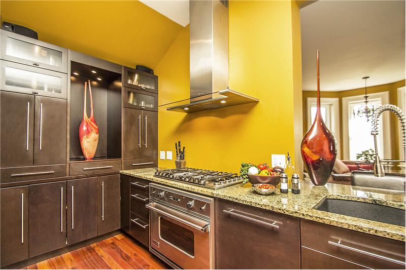 Owners Suite - Gourmet kitchen w/ Viking range