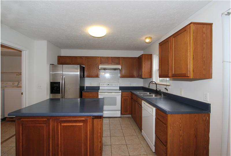 Kitchen plenty of cabinets