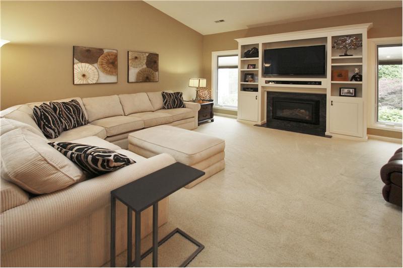 Great Room w/fireplace & built ins