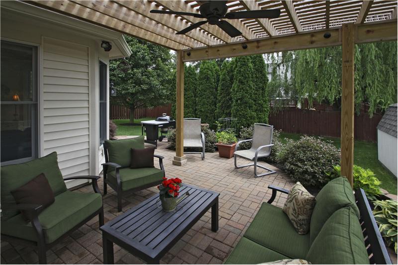 Entertaining space under the pergola