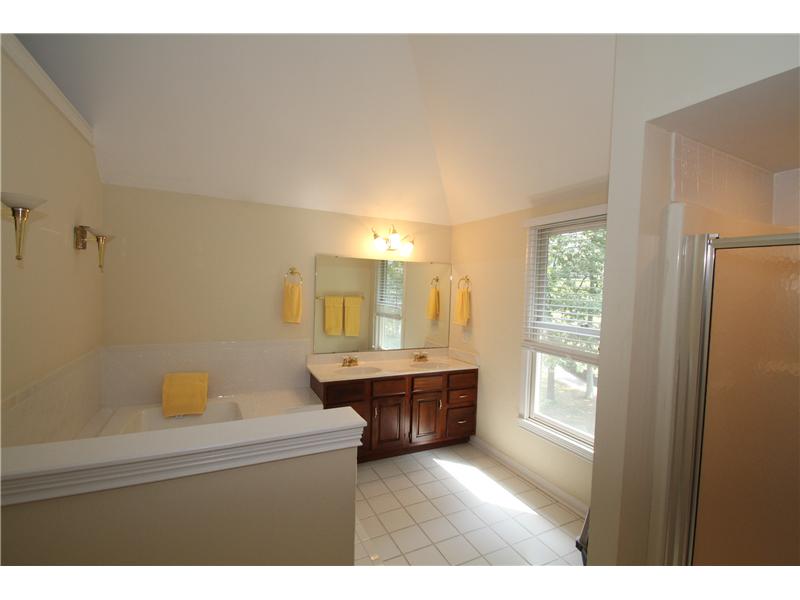 Master bath w/garden tub, separate shower & walk in closet.