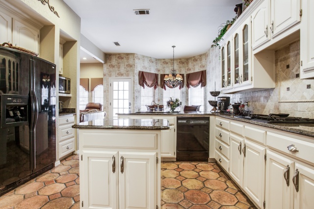 Kitchen features include a gas cooktop, double oven, and granite countertops.