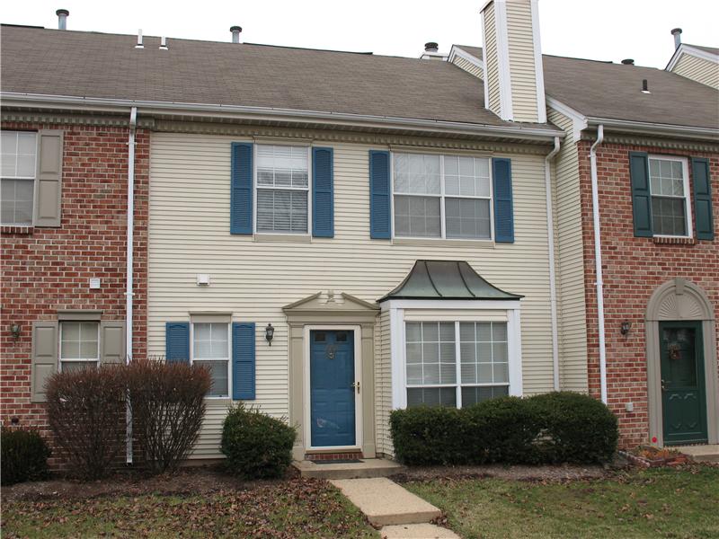 Well-maintained 3 BR townhouse