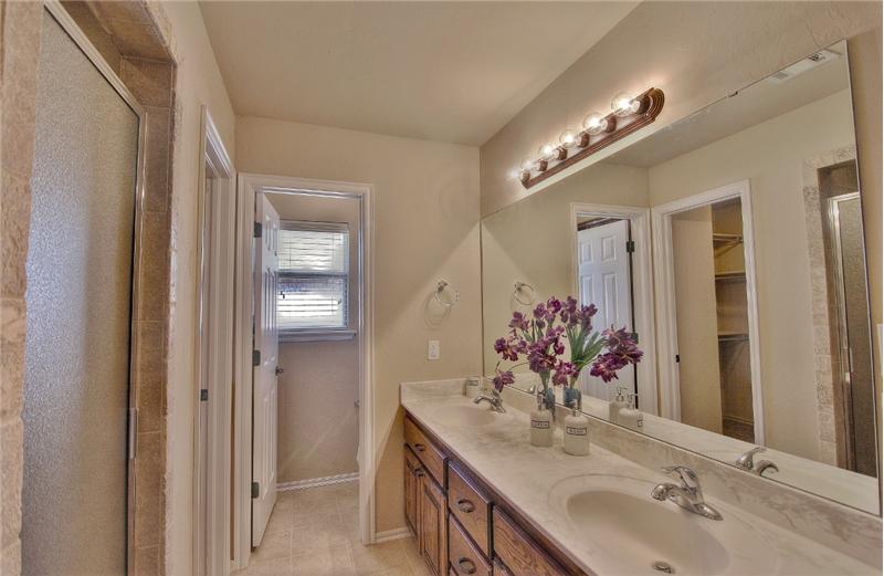 MBATH SPA - SEPARATE SHOWER, AUSTRALIAN CLOSET 