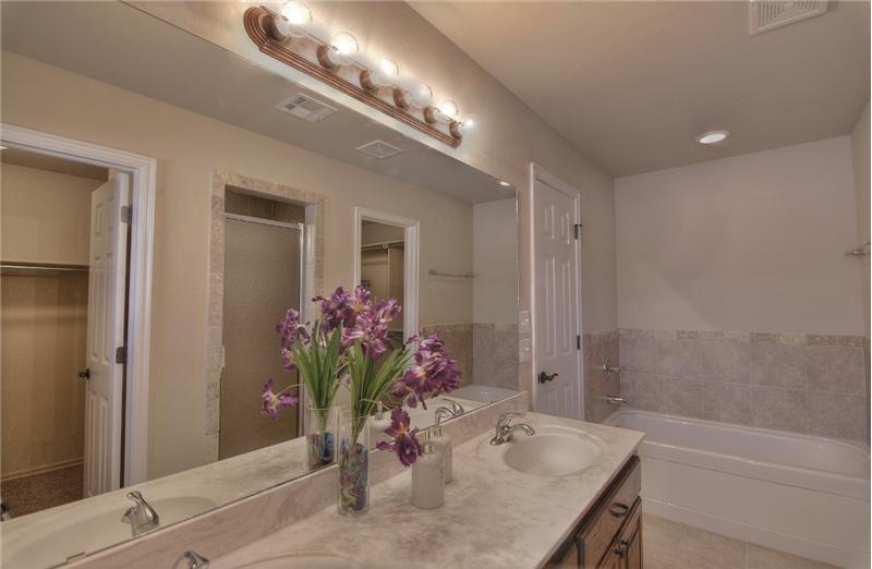MBATH W/DUAL SINKS & JACUZZI