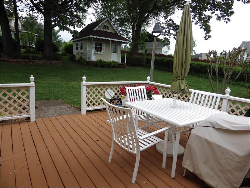 Deck to sit and enjoy entertaining