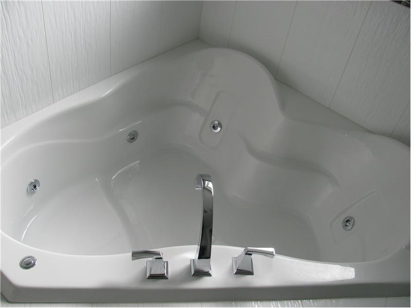 Master ensuite with corner soaker jetted tub