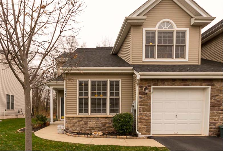 Beautiful townhome with vinyl siding and Bucktown Heritage stone front.