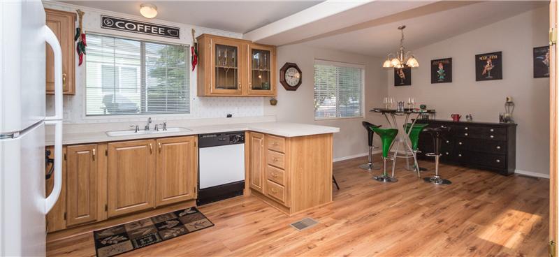 Kitchen & Dining Area